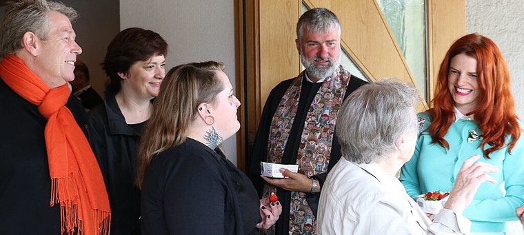 Kafi Freitag (r.) und Pfarrer Lutz Fischer-Lamprecht verabschieden die Besucher nach dem Gottesdienst persönlich. Foto: bär