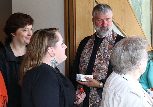 Kafi Freitag (r.) und Pfarrer Lutz Fischer-Lamprecht verabschieden die Besucher nach dem Gottesdienst persönlich. Foto: bär