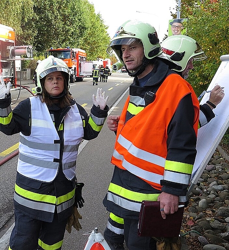 Einsatzleiter Beat Rütimann lässt sich über die Lage an der Front orientieren.
