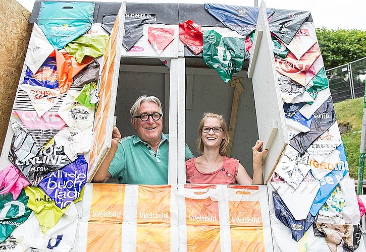 Die Proben für das Klamauktheater haben begonnen: Jürg Koller und Fabrice Dinkel machen Gebrauch vom bunten Bühnenbild. Barbara Scherer

