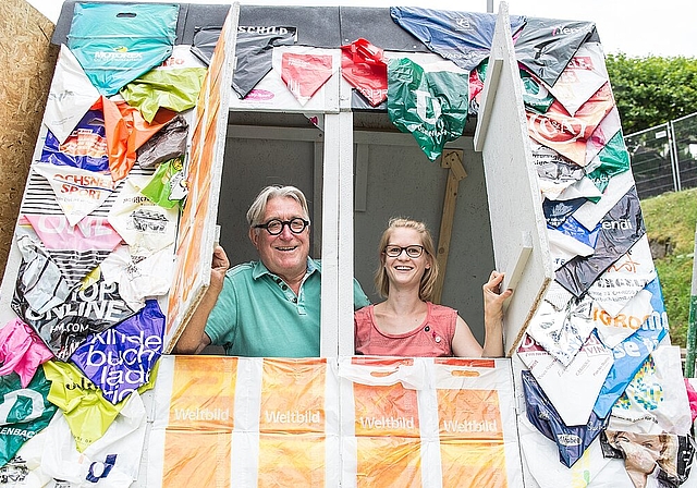 Die Proben für das Klamauktheater haben begonnen: Jürg Koller und Fabrice Dinkel machen Gebrauch vom bunten Bühnenbild. Barbara Scherer

