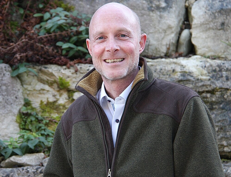 Jürg Peter Amrein in seinem Garten an der Ackerstrasse in Neuenhof. Melanie Borter