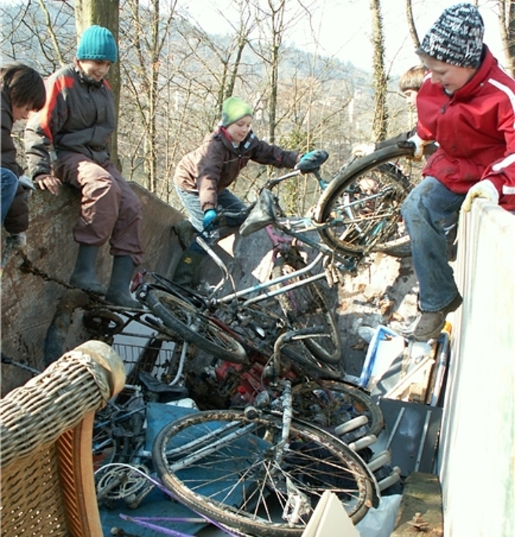 Auch 15 Jungfischer halfen tatkräftig mit, die von den Tauchern im Wasser geborgenen Velos in der Mulde zu entsorgen. Foto: ska