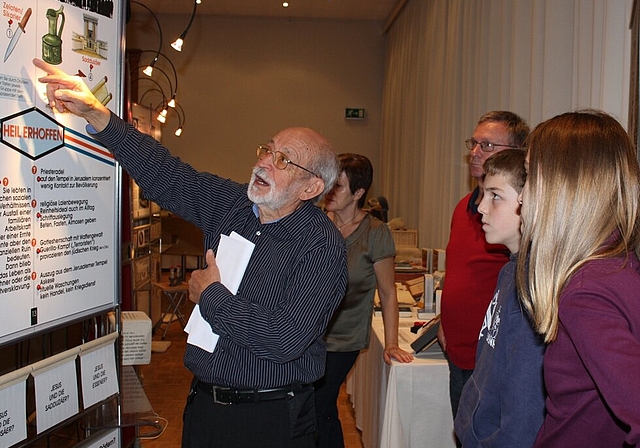 Wenige, aber interessierte Besucher an der Bibelausstellung. Foto: bär