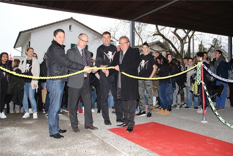 Architekt Martin Eglin, Gemeinderat Daniel Huser, Schulleiter Moritz Etter und Geschäftsleiter Schule Samuel Kern beim Durchschneiden des Einweihungsbandes. Foto: cfr