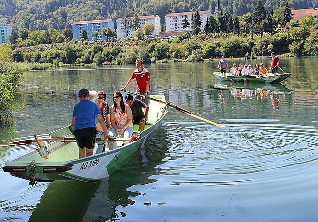 Mit dem Boot <em>werden die Besucher über die Limmat zum Fischessen gebracht. Carolin Frei</em>
