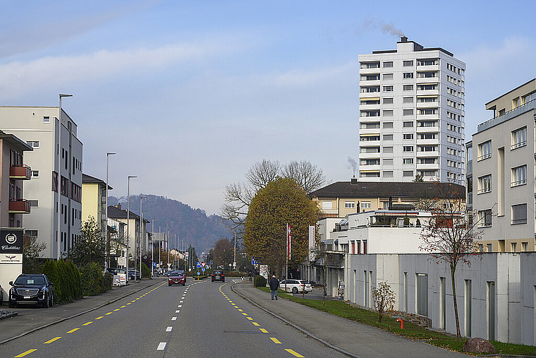 Die verlängerte Limmattalbahn soll etwa entlang der Zürcherstrasse in Neuenhof laufen. Im Dorf sorgte der Plan Anfang Jahr für Diskussionen. Alex Spichale/Archiv