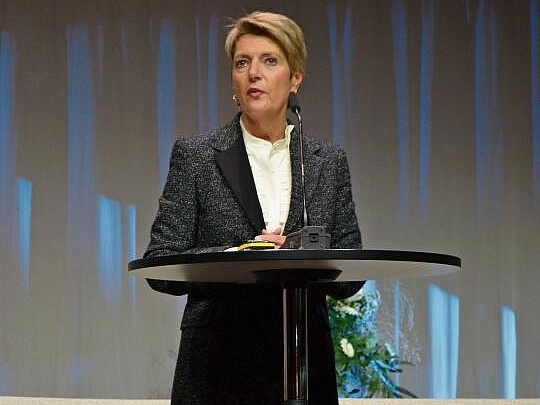 Bundesrätin Karin Keller-Sutter spricht über Herausforderungen. ihk