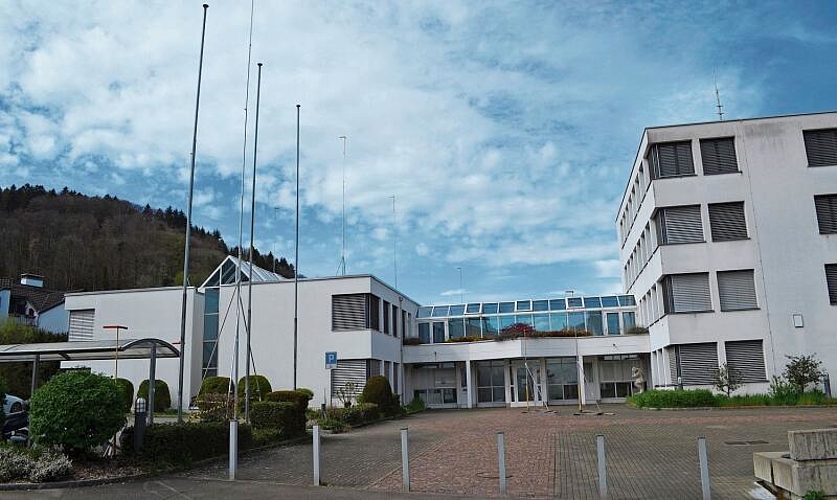 Die Profile beim alten Gemeidehaus zeigen an, wie der Bau dereinst aussehen soll. ihk