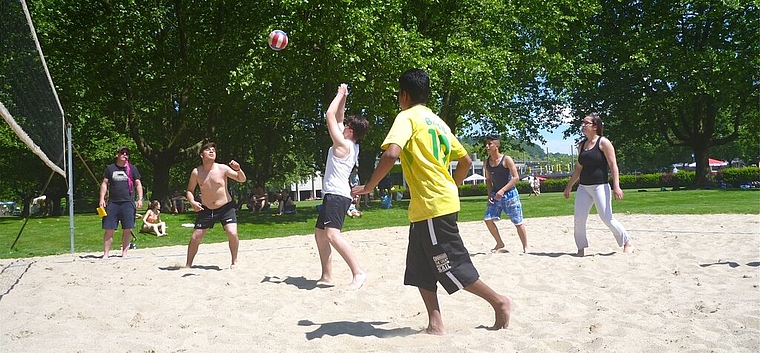 Volleyballturnier auf dem Beachvolleyballfeld im Schwimmbad Tägi. Foto:zVg