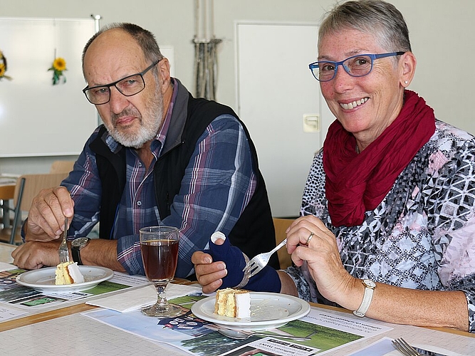 Bruno und Anna Fürling genossen nach der «Metzgete» die Crèmeschnitten. (Melanie Bär)