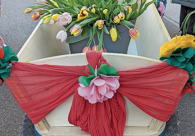 Der Leiterwagen ist mit Bändern und Blumen dekoriert. zVg
