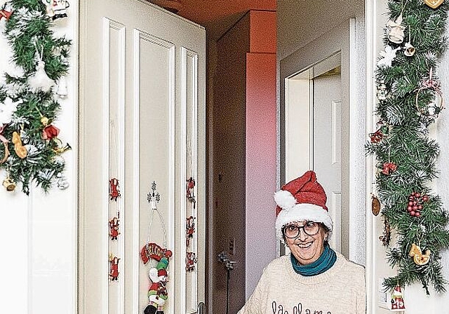 Vreni Rogalla unter dem Rahmen ihrer dekorierten Haustüre.  Sandra Ardizzone