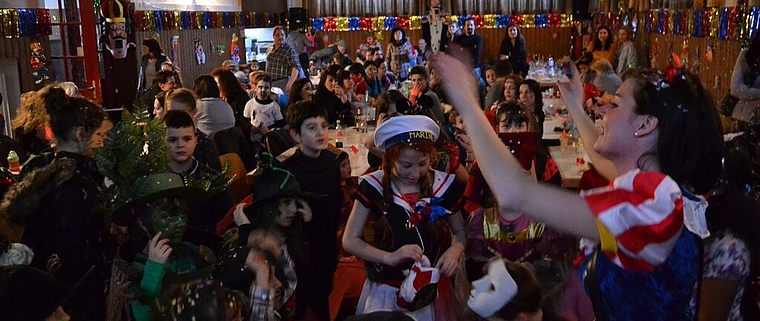 150 Kinder kamen an den Kinderfasnachtsball in den Peterskeller. Fotos: ll