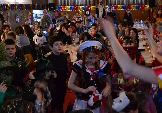 150 Kinder kamen an den Kinderfasnachtsball in den Peterskeller. Fotos: ll