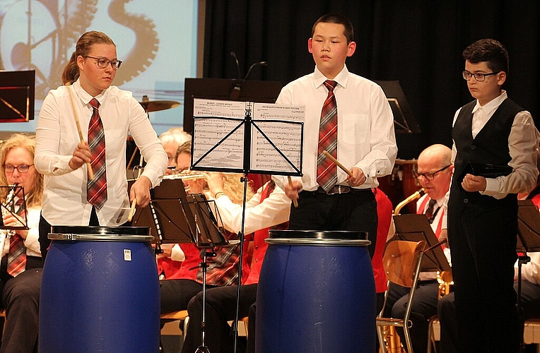 Die Percussionisten <em>spielen auf Regentonnen.</em>
