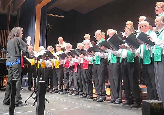 Der Männerchor <em>wird von Erika Riedo dirigiert. Muriel Zweifel</em>
