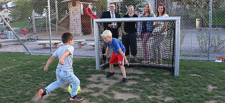 Gemeindeammann Werner Scherer <em>(h.l.) mit den Killwangener Organisatorinnen des «Ferien-Spass», an dem auch Fussball gespielt wird. Melanie Bär</em>