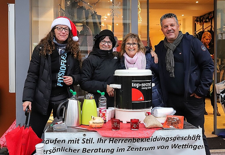 Glühwein und Lebkuchen gibt es beim «Dressmaster». (Gaby Kost)
