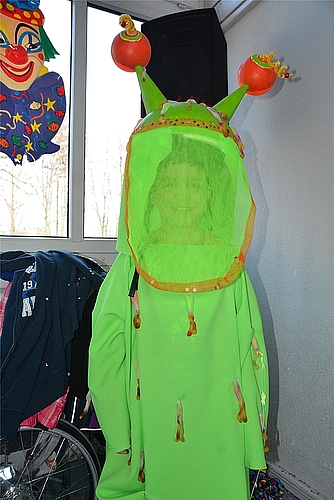 Enrique Estevez mit dem Fasnachtsvirus. Familie Burger kam mittelalterlich gewandet. Pfarrerin Kornelia Baumberger und Katechet Martin von Arx als Putzteam. Die einen kamen mit Gruppenthema an der Seniorenfasnacht ... ... die anderen solo als bunte P Enrique Estevez mit dem Fasnachtsvirus. Familie Burger kam mittelalterlich gewandet. Pfarrerin Kornelia Baumberger und Katechet Martin von Arx als Putzteam. Die einen kamen mit Gruppenthema an der Seniorenfasnacht ... ... die anderen solo als bunte Paradiesvögel. Fotos:zVg Nadia und Lukas Reich waren als Roboter unterwegs. Fotos: ms