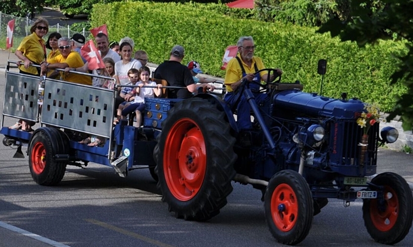 Abholdienst <em>mit Traktor und Anhänger.</em>
