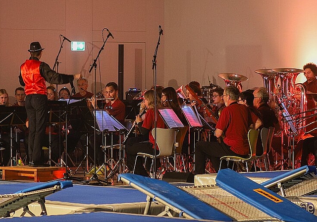 Die Musikgesellschaft <em>Harmonie Wettingen-Kloster begleitete die Show musikalisch.</em>
