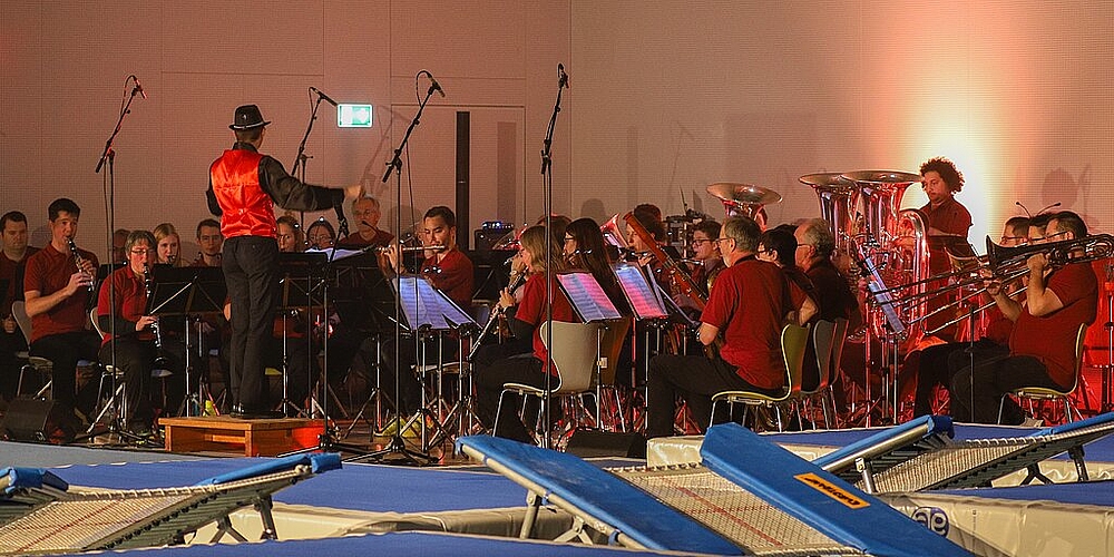 Die Musikgesellschaft <em>Harmonie Wettingen-Kloster begleitete die Show musikalisch.</em>
