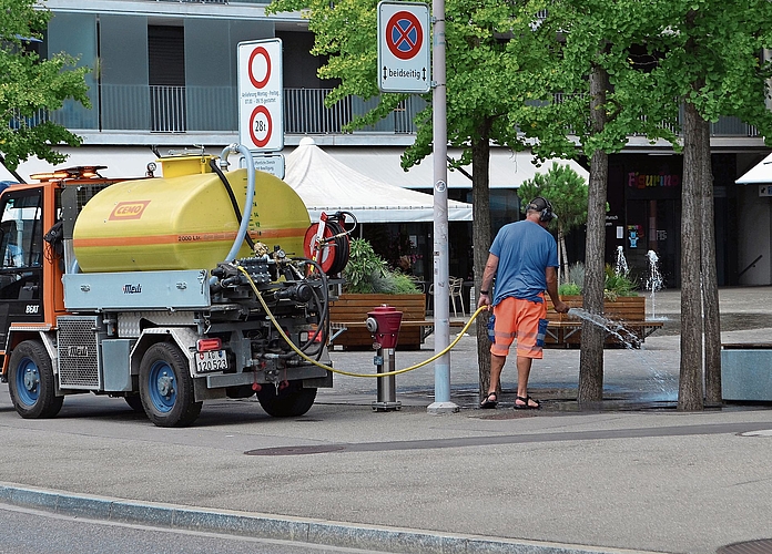 Wettingen Ein Bauamtsmitarbeiter wässert Bäume an der Landstrasse. Wettingen Ein Bauamtsmitarbeiter wässert Bäume an der Landstrasse.