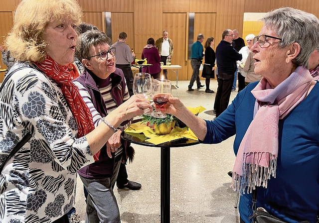 Auf ein gutes 2026 Diese Frauen prosten sich zu. 