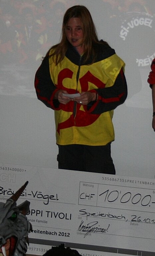 Präsidentin Nadja Mensch nimmt den Preis entgegen.
