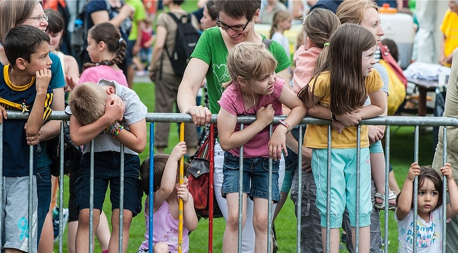 Kleine und grosse Fans feuerten die Läuferinnen und Läufer vom Rand der Bahn aus an und fieberten mit Schul- gspänli, Geschwistern, Töchtern und Söhnen mit. Fotos: pn Kleine und grosse Fans feuerten die Läuferinnen und Läufer vom Rand der Bahn aus an und fieberten mit Schul- gspänli, Geschwistern, Töchtern und Söhnen mit. Fotos: pn
