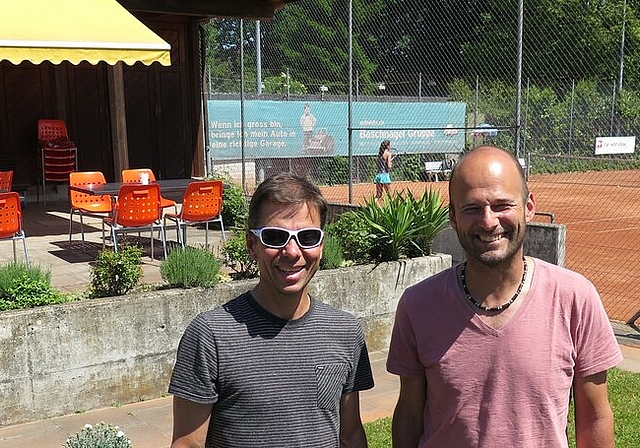 Voller Ideen TCW-Präsident André Graf (l.) und Vorstandsmitglied Jürgen Maier auf der Tennisanlage an der Winkelriedstrasse beim Fussballstadion Altenburg.Foto: Mü