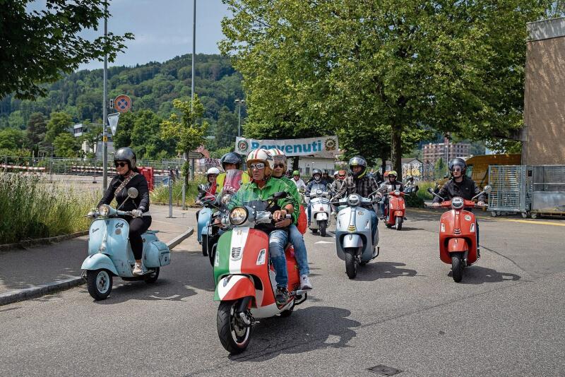 Der Vespa-Corso ist gestartet und führt vom Shoppi Spreitenbach zum Regensberg und retour. gk