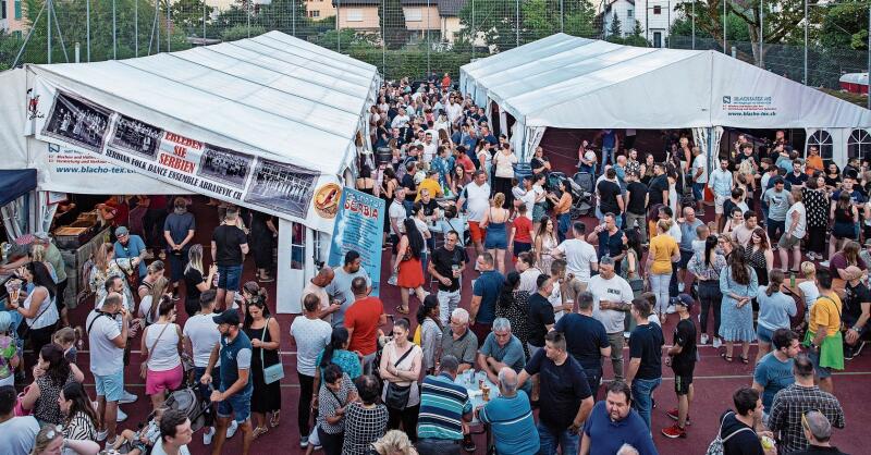 Viele Besucher im und um die Festzelte Rave One und bei Abrasevic CH.gk