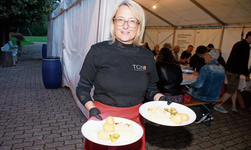 Franziska Muff serviert das frische Raclette.Peter Graf
