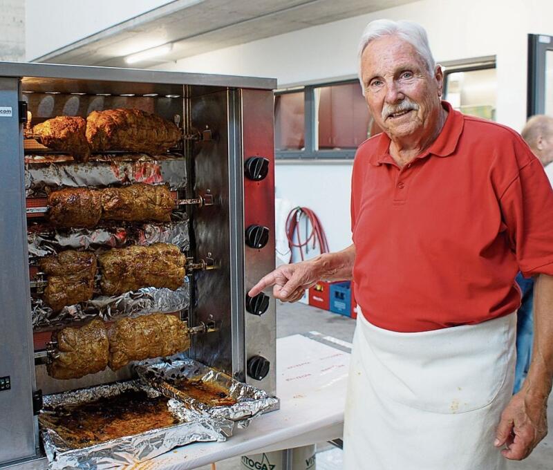 Grilleur Albert Egli ist für den Braten zuständig.pg