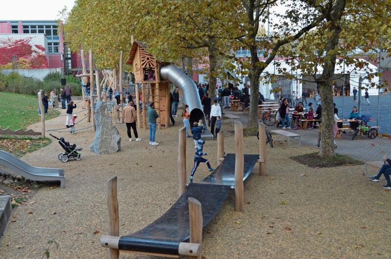 Die Kinder testen die neuen Spielgeräte und rennen herum. ihk
