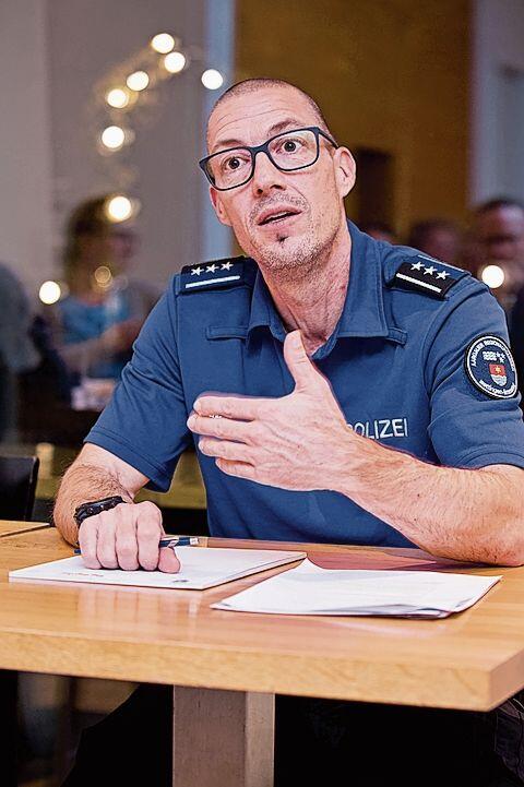 Repol-Chef Oliver Bär informiert über die Aufgaben der Polizei. Ian Stewart