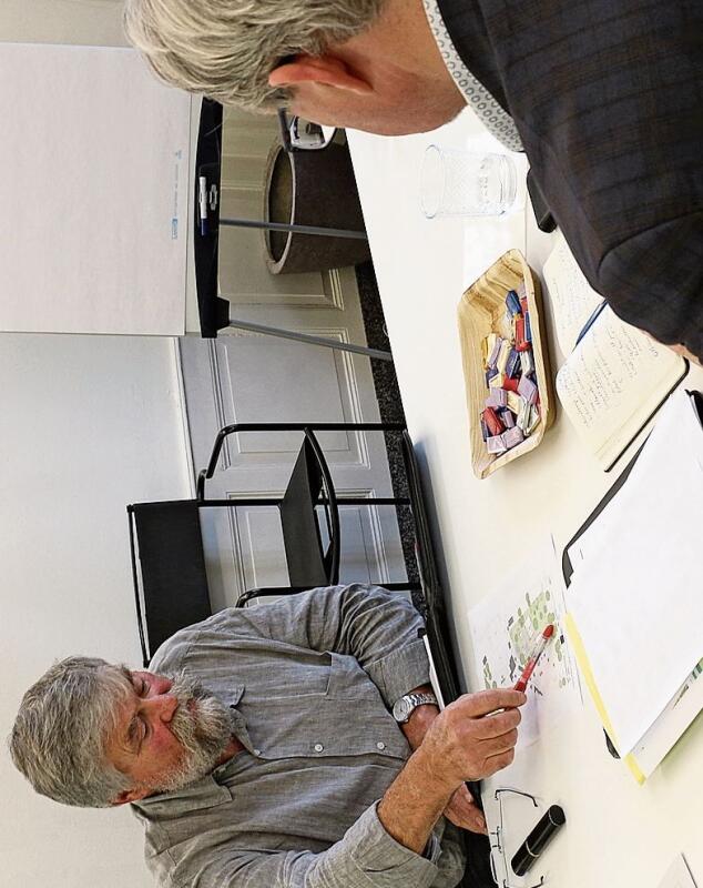 Luz Sozzi (parteilos) erläutert Martin Fricker sein Projekt (v. l.). Melanie Bär