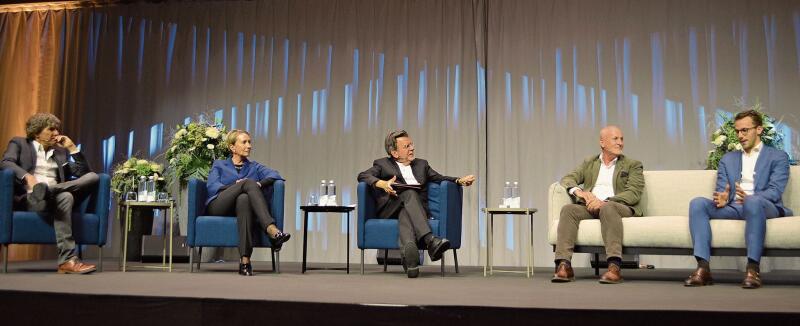 Moderator Stephan Klapproth (M.) spricht mit André Lüthi (l.), Andrea Rytz, Urs Müller, Andri Silberschmidt.Claudia Minder