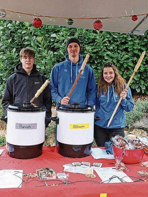 Beim Stand von Jungwacht und Blauring gibt es Schlangenbrot.gk