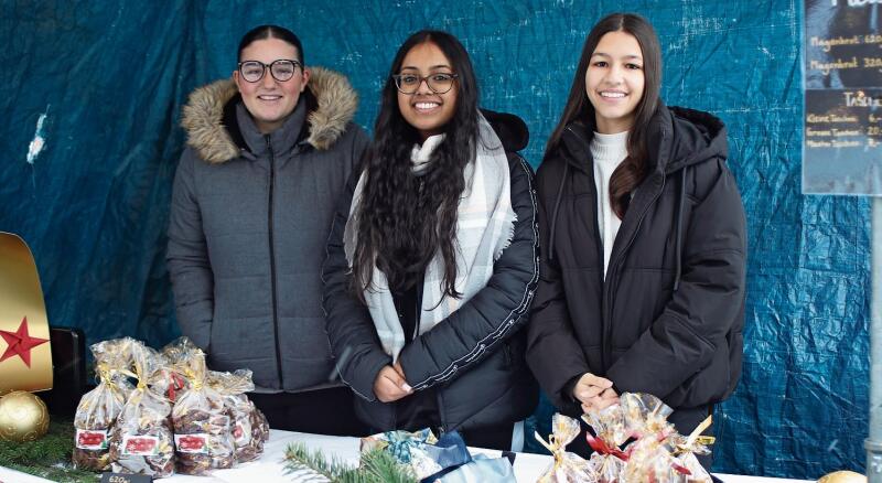 Sibel, Abinaya, Giusy (v. l.) und ihre Schulkolleginnen und -kollegen hatten Magenbrot gebacken. Melanie Bär