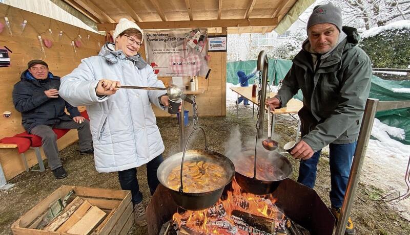 Für den Gewerbeverein Würenlos schenkten      Monika und Markus Kieser Glühwein aus. bär