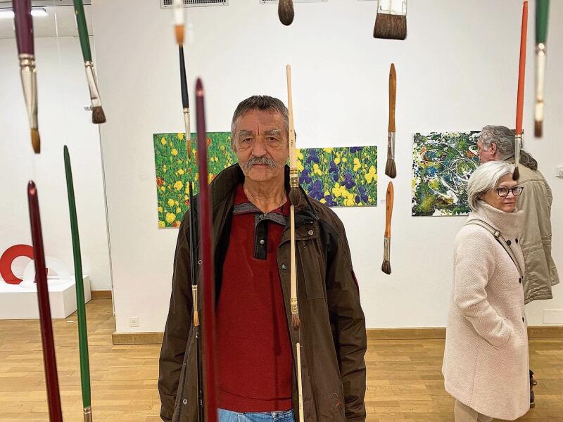 Bruno Lussi zwischen den im Gluri-Suter-Huus aufgehängten Pinseln. bär
