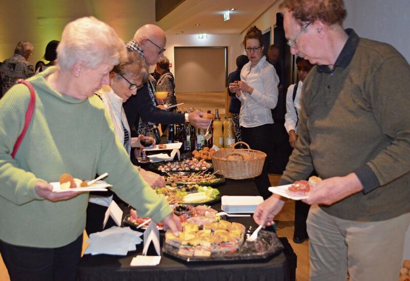 Die Gäste  bedienen sich am reichhaltigen Buffet.  Irene Hung-König