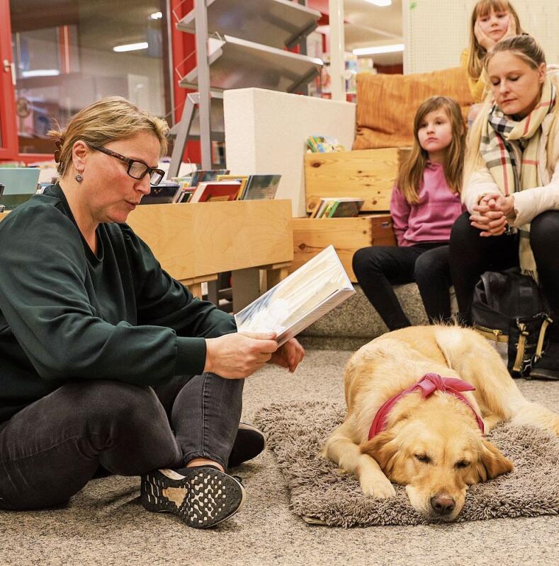 Sibylle Müller liest dem Hund aus einem Buch vor.Gaby Kost