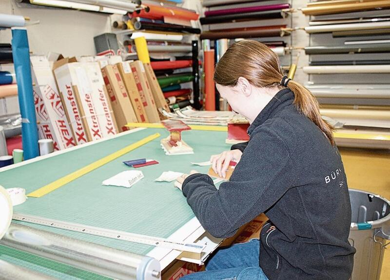 Dominique Ruf, Lernende Gestaltung bei der Bürki Moser GmbH, zeigt ihr Handwerk.