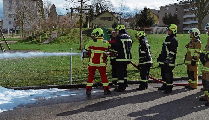 Die Feuerwehrleute üben den Umgang mit dem Strahlrohr. Irene Hung-König