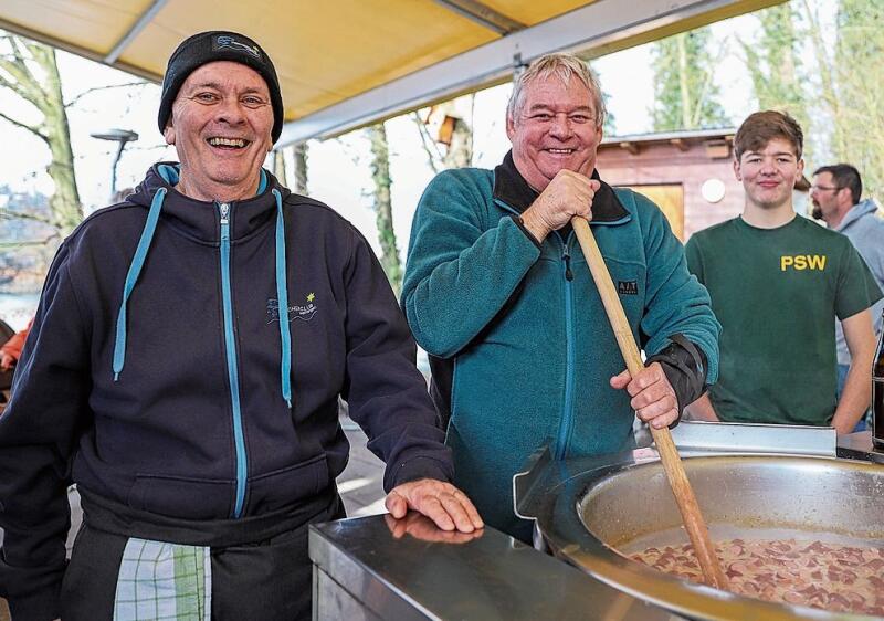 Heinz Ledergerber (Mitte) rührt die Gerstensuppe unter Aufsicht von Markus Abegg (l.) und einem Jungfischer.gk