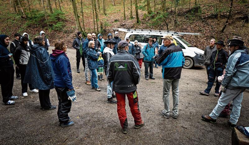 Start zur Waldreinigung Die Freiwilligen erhalten Infos von Förster Peter Muntwyler (rote Hose).  zVg